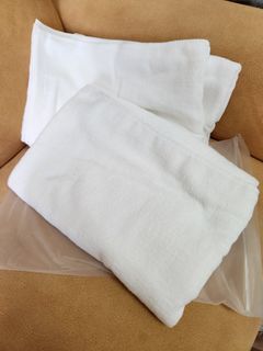 2 White Towels
