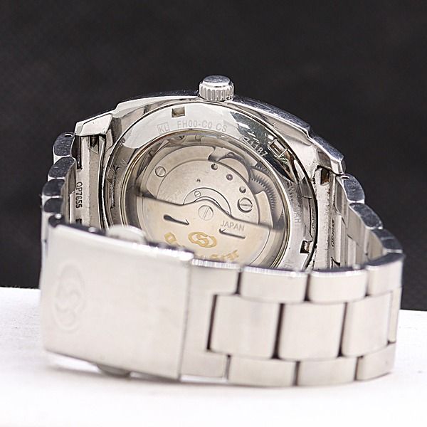 Orient Star FH00-C0CS Automatic Winding, Open Caseback, Small Seconds, White Dial, Men's Watch (Category: Men's Watches) located in Singapore. Submitted by letao.sg (Listing ID 1450946460, Image 4). Description: Rank: Item shows signs of general use, including damage and stains. Crystal has minor scratches. Size: Wrist circumference approximately 16 cm. Accessories: As shown in the images. If you are interested, feel free to send a private messag