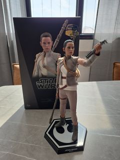 Hot Toys Exclusive Star Wars Rey (Resistance Outfit) 1/6 Action Figure