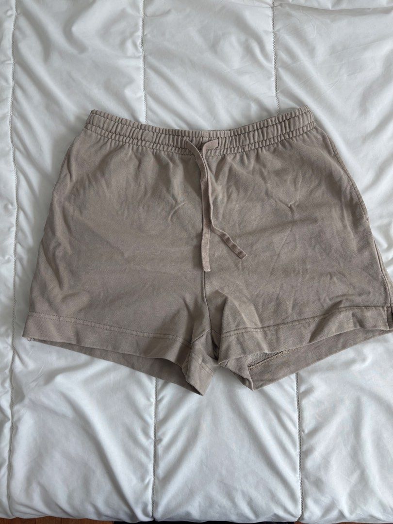 H&M Beige Sweat Shorts Size S (Category: Shorts) located in Singapore. Submitted by cheberly (Listing ID 1451979713, Image 1). Description: - Comfy beige sweat shorts from H&M - Elastic waistband with drawstring - Two back pockets - Soft material - Ideal for lounging or casual wear.