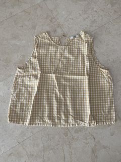 Uniqlo sleeveless shirts (XL)