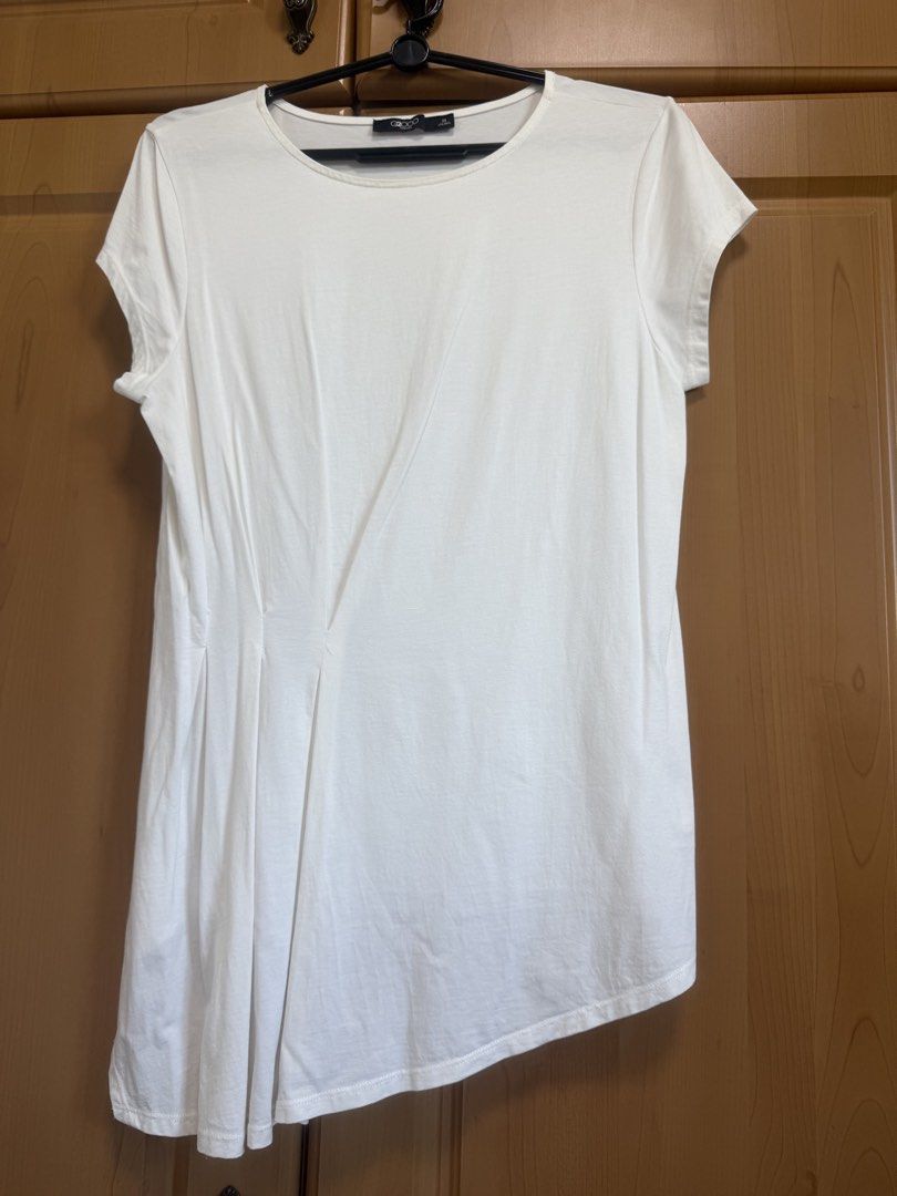 G2000 Woman White Asymmetrical Pleated T-shirt Size 38 (Category: Shirts) located in Singapore. Submitted by tink_ez (Listing ID 1447702534, Image 1). Description: - White G2000 T-shirt - Size 38 - Asymmetrical hem with pleats on one side - Short sleeves - Comfortable fabric - Ideal for casual wear or layering.