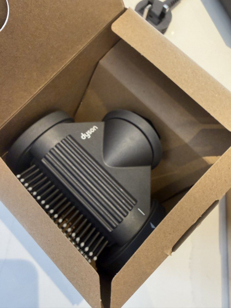 HD15 Dyson (Category: Hair) located in Singapore. Submitted by hilmu (Listing ID 1448131780, Image 6). Description: There’s some chipped paint along the edges.