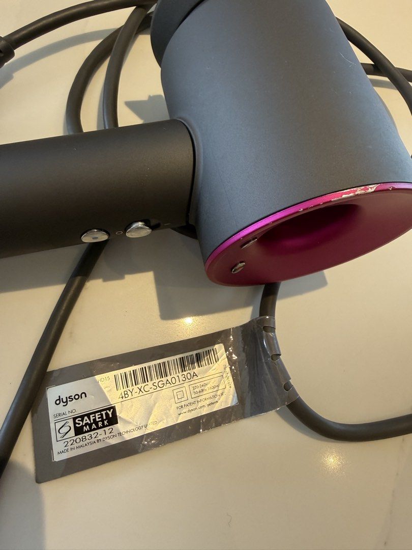 HD15 Dyson (Category: Hair) located in Singapore. Submitted by hilmu (Listing ID 1448131780, Image 4). Description: There’s some chipped paint along the edges.