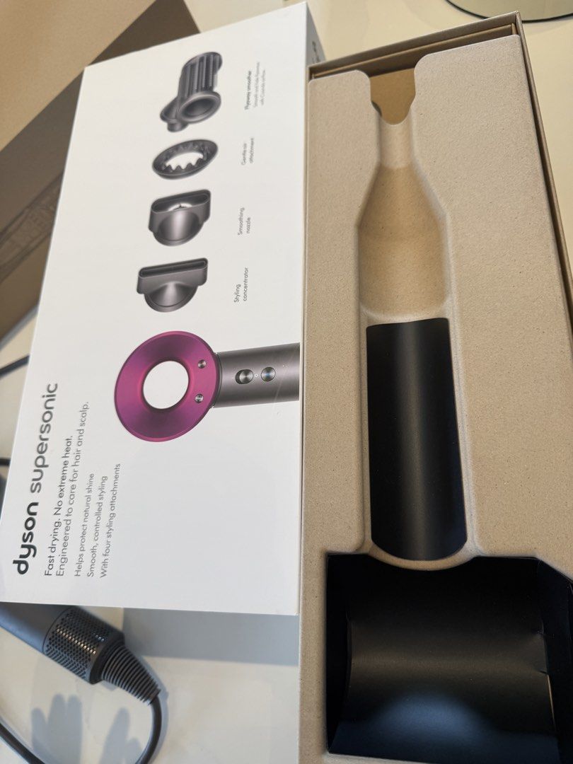 HD15 Dyson (Category: Hair) located in Singapore. Submitted by hilmu (Listing ID 1448131780, Image 9). Description: There’s some chipped paint along the edges.