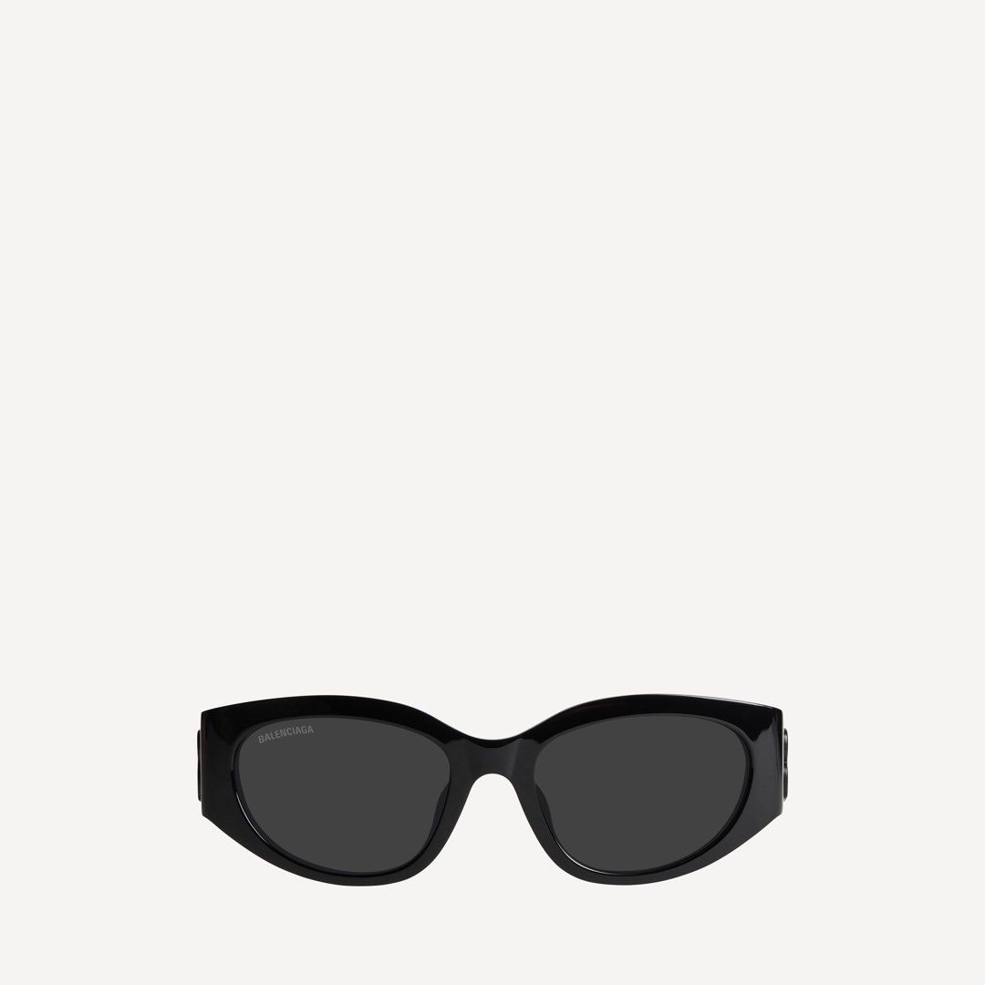 Balenciaga BB Logo Sunglasses Black (Category: Sunglasses & Eyewear) located in Singapore. Submitted by tequierox (Listing ID 1454875114, Image 3). Description: BALENCIAGA BOSSY ROUND AF SUNGLASSES IN BLACK - with full set original casing - Temple length: 4,9 inch - Bridge length: 0,7 inch - Eastman Acetate Renew (40% bio-based, 27% recycled) - Adjusted fit - Hidden hinges within the matte black BB logo - Lasered logo on the right lens - Lens mat