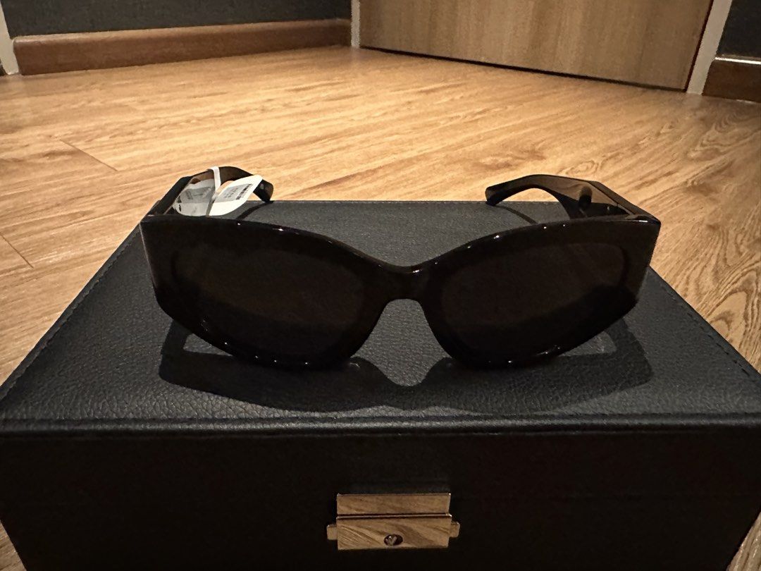 Balenciaga BB Logo Sunglasses Black (Category: Sunglasses & Eyewear) located in Singapore. Submitted by tequierox (Listing ID 1454875114, Image 4). Description: BALENCIAGA BOSSY ROUND AF SUNGLASSES IN BLACK - with full set original casing - Temple length: 4,9 inch - Bridge length: 0,7 inch - Eastman Acetate Renew (40% bio-based, 27% recycled) - Adjusted fit - Hidden hinges within the matte black BB logo - Lasered logo on the right lens - Lens mat