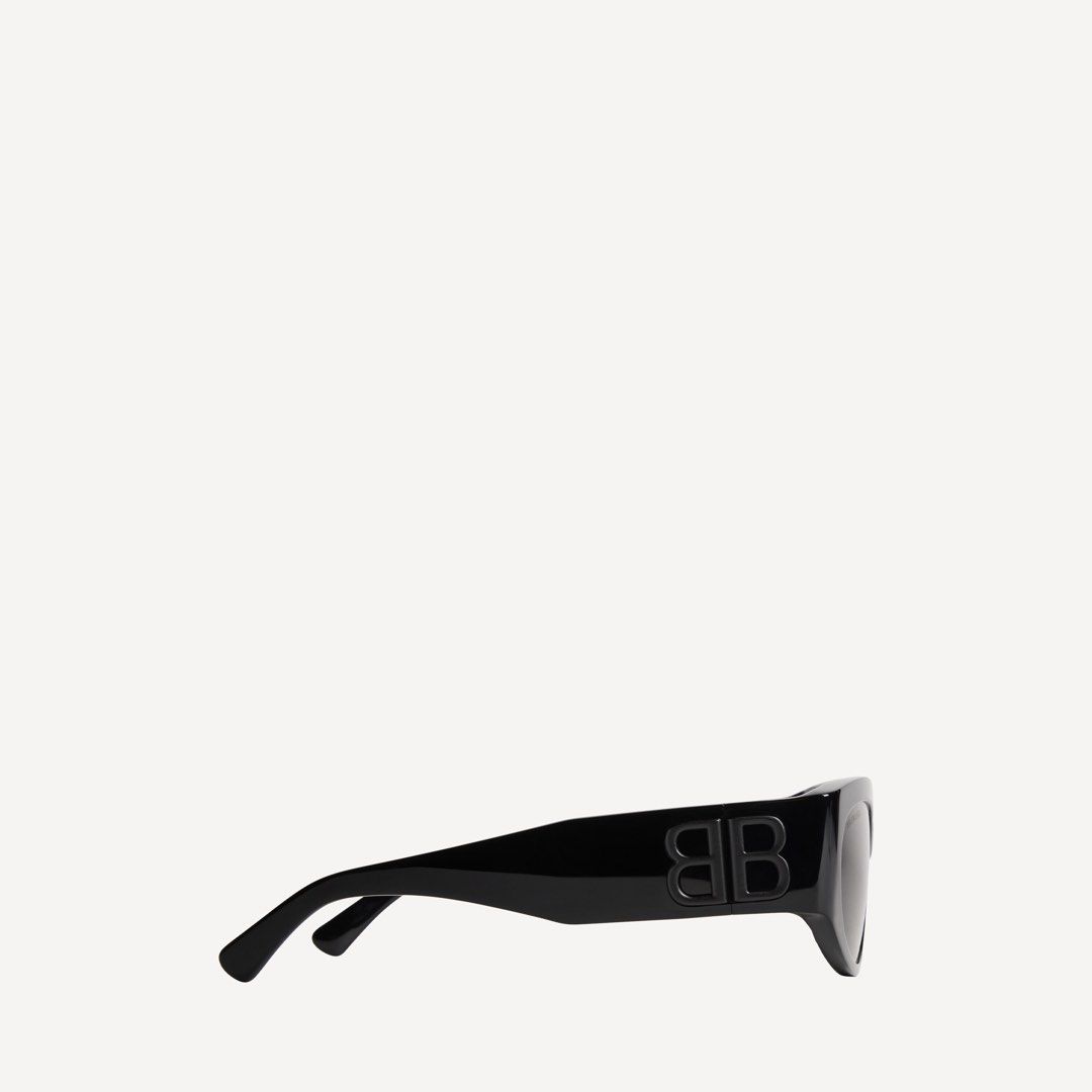 Balenciaga BB Logo Sunglasses Black (Category: Sunglasses & Eyewear) located in Singapore. Submitted by tequierox (Listing ID 1454875114, Image 2). Description: BALENCIAGA BOSSY ROUND AF SUNGLASSES IN BLACK - with full set original casing - Temple length: 4,9 inch - Bridge length: 0,7 inch - Eastman Acetate Renew (40% bio-based, 27% recycled) - Adjusted fit - Hidden hinges within the matte black BB logo - Lasered logo on the right lens - Lens mat