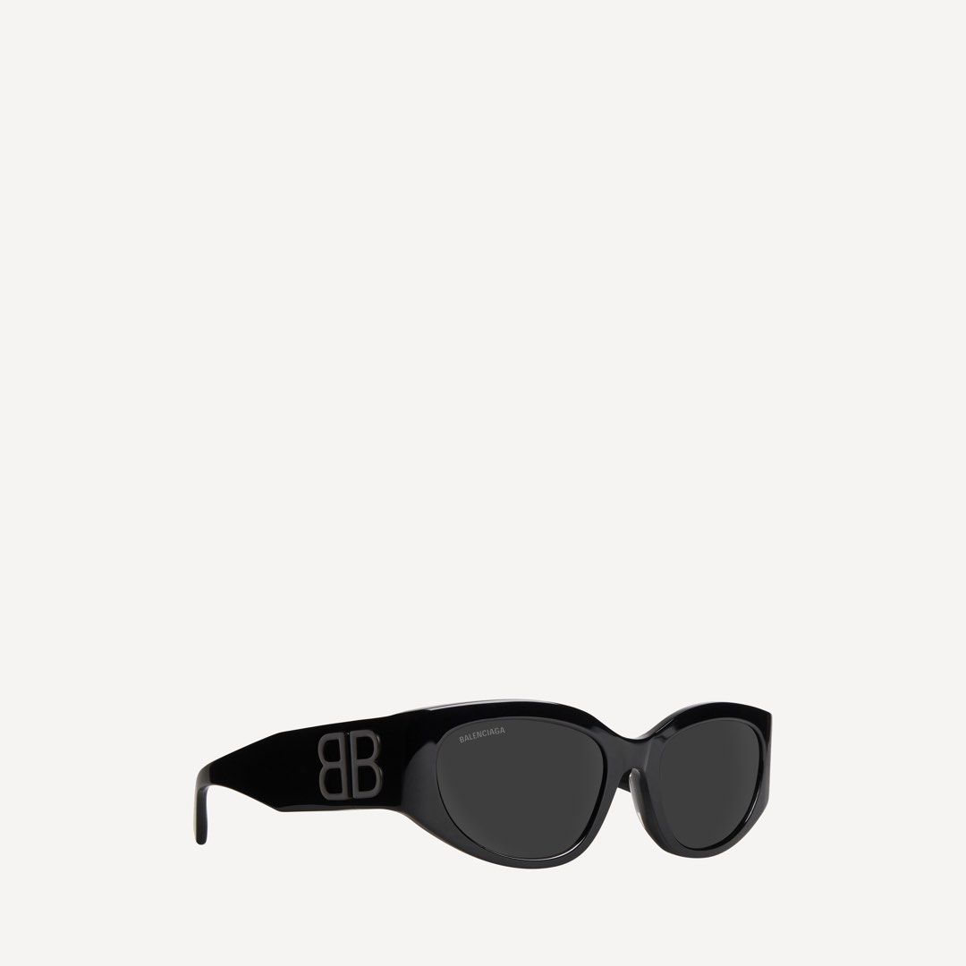 Balenciaga BB Logo Sunglasses Black (Category: Sunglasses & Eyewear) located in Singapore. Submitted by tequierox (Listing ID 1454875114, Image 1). Description: BALENCIAGA BOSSY ROUND AF SUNGLASSES IN BLACK - with full set original casing - Temple length: 4,9 inch - Bridge length: 0,7 inch - Eastman Acetate Renew (40% bio-based, 27% recycled) - Adjusted fit - Hidden hinges within the matte black BB logo - Lasered logo on the right lens - Lens mat