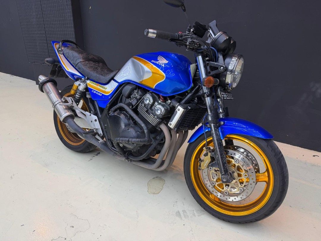 Honda CB400 Super Four Yoshimura Exhaust (Category: Motorcycle Accessories) located in Singapore. Submitted by njbikez (Listing ID 1455061054, Image 2). Description: - Honda CB400 Super Four - Striking blue and silver paintwork with gold accents - Upgraded Yoshimura exhaust for enhanced sound - Stylish gold rims - Ready to ride, no further work needed coe 2034.