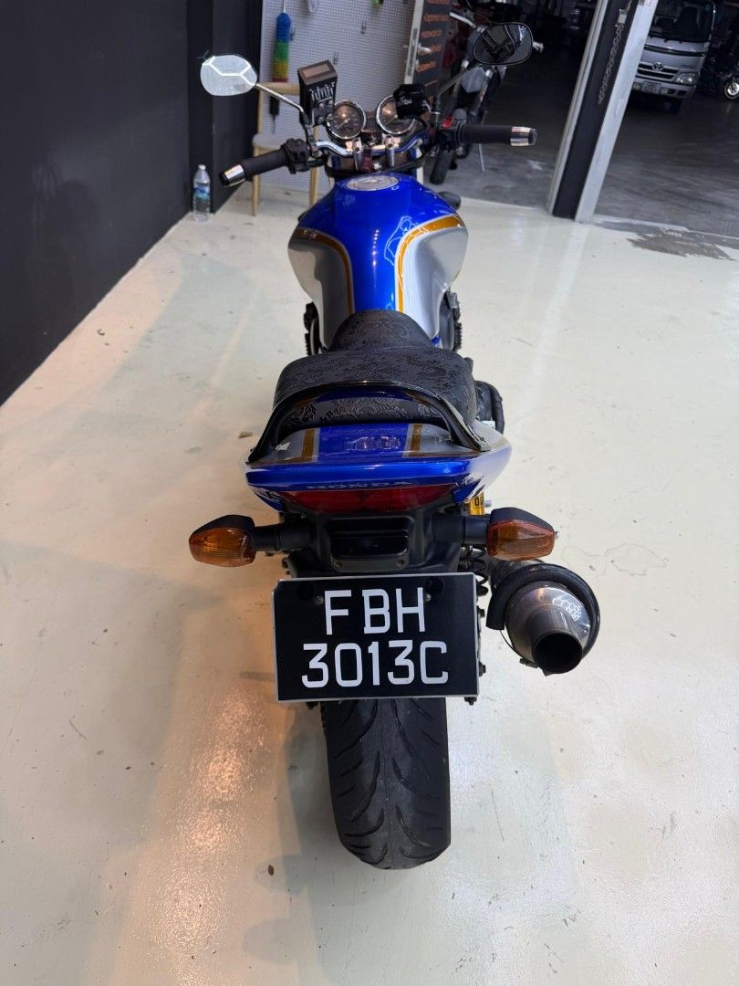 Honda CB400 Super Four Yoshimura Exhaust (Category: Motorcycle Accessories) located in Singapore. Submitted by njbikez (Listing ID 1455061054, Image 4). Description: - Honda CB400 Super Four - Striking blue and silver paintwork with gold accents - Upgraded Yoshimura exhaust for enhanced sound - Stylish gold rims - Ready to ride, no further work needed coe 2034.