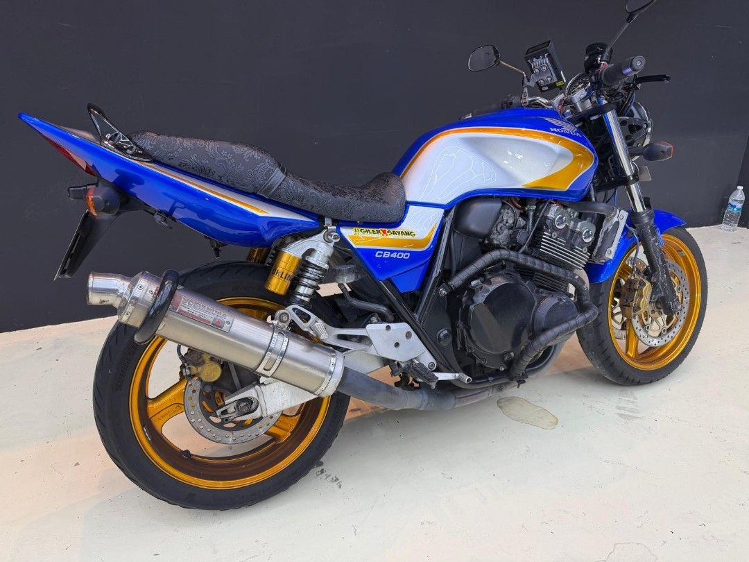 Honda CB400 Super Four Yoshimura Exhaust (Category: Motorcycle Accessories) located in Singapore. Submitted by njbikez (Listing ID 1455061054, Image 5). Description: - Honda CB400 Super Four - Striking blue and silver paintwork with gold accents - Upgraded Yoshimura exhaust for enhanced sound - Stylish gold rims - Ready to ride, no further work needed coe 2034.