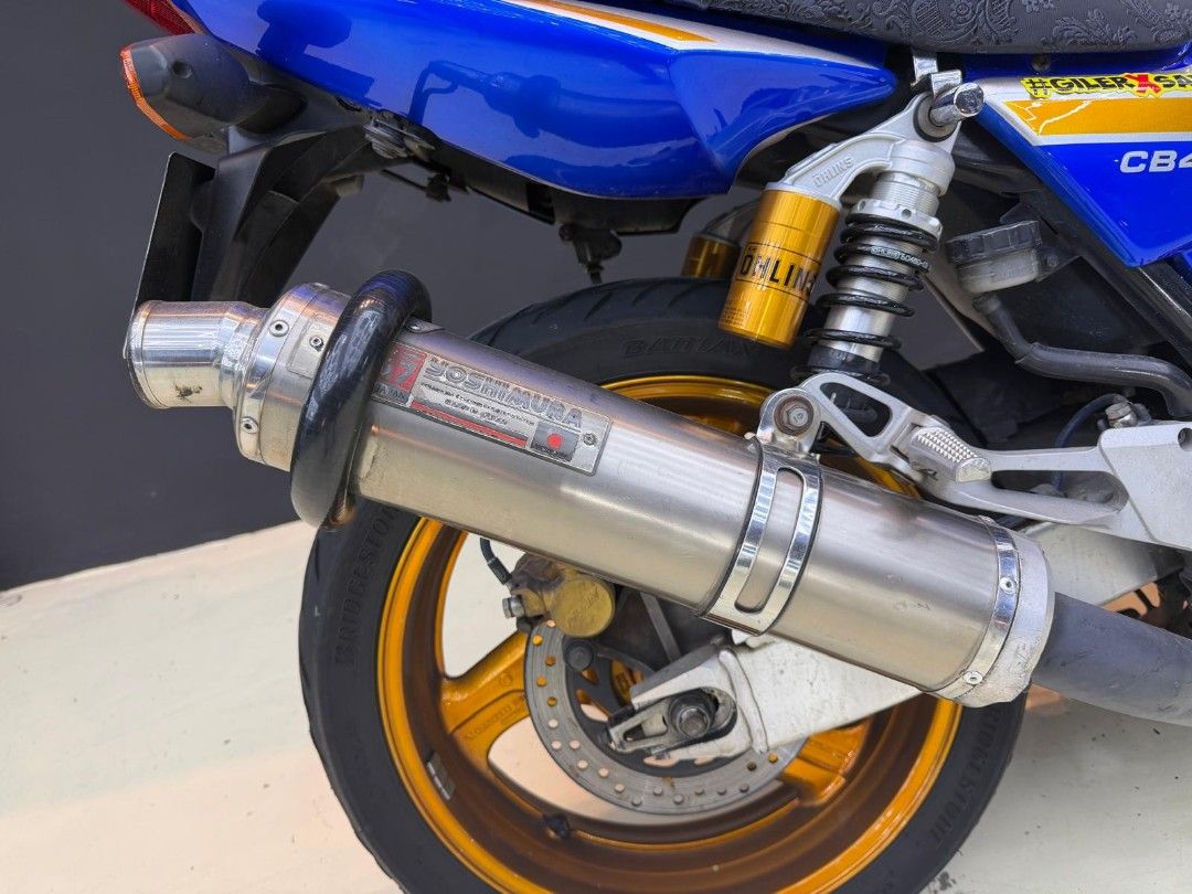 Honda CB400 Super Four Yoshimura Exhaust (Category: Motorcycle Accessories) located in Singapore. Submitted by njbikez (Listing ID 1455061054, Image 3). Description: - Honda CB400 Super Four - Striking blue and silver paintwork with gold accents - Upgraded Yoshimura exhaust for enhanced sound - Stylish gold rims - Ready to ride, no further work needed coe 2034.