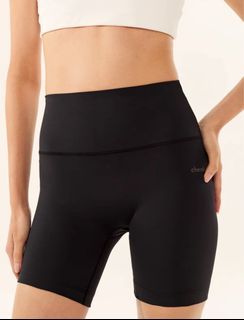 cheak essential biker shorts in black
