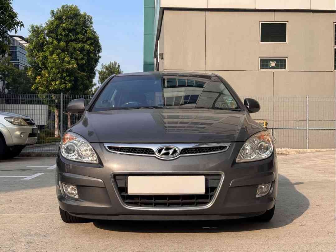 Hyundai i30 1.6 GLS 5dr (A) (Category: Used Cars) located in Singapore. Submitted by jovindrives (Listing ID 1455377845, Image 1). Description: No funny knocking sound car is in good condition view to believe! Sales Contact: Jovin Yeo tel:96614205 .