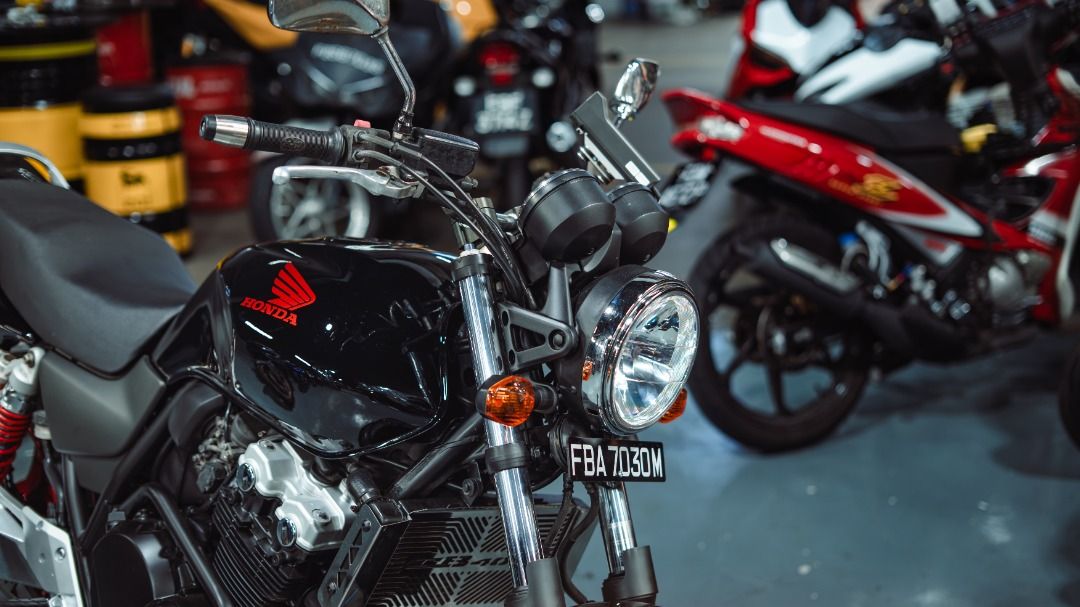 2006 HONDA CB400 SPEC III (SUPER 4 SPEC 3) MAY 2036 (05/36) WELL MAINTAINED LOW MILEAGE YOSHIMURA (Category: Class 2A) located in Singapore. Submitted by feyauto (Listing ID 1455600687, Image 3). Description: 🏍 HONDA CB400 SPEC 3 SUPER 4 💰 Selling Price @ $15,500 📅 Registered Year: 2006 ⏳ COE Expiry: May 2036 *excluding insurance & transfer fee 💳 FINANCING OPTIONS BASED ON* 💰 Downpayment: $0 ⚡: $414/ month 💰 Downpayment: $5000 ⚡: $289/ mont