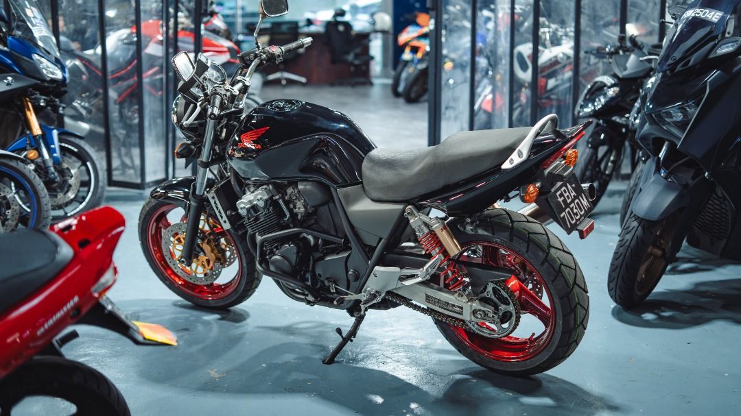 2006 HONDA CB400 SPEC III (SUPER 4 SPEC 3) MAY 2036 (05/36) WELL MAINTAINED LOW MILEAGE YOSHIMURA (Category: Class 2A) located in Singapore. Submitted by feyauto (Listing ID 1455600687, Image 2). Description: 🏍 HONDA CB400 SPEC 3 SUPER 4 💰 Selling Price @ $15,500 📅 Registered Year: 2006 ⏳ COE Expiry: May 2036 *excluding insurance & transfer fee 💳 FINANCING OPTIONS BASED ON* 💰 Downpayment: $0 ⚡: $414/ month 💰 Downpayment: $5000 ⚡: $289/ mont