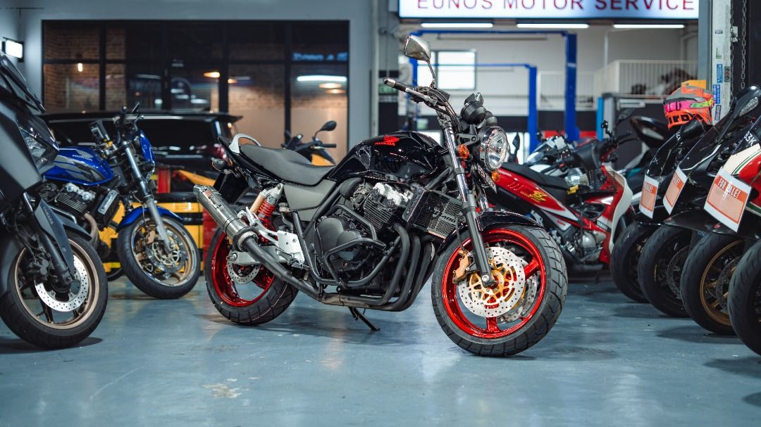 2006 HONDA CB400 SPEC III (SUPER 4 SPEC 3) MAY 2036 (05/36) WELL MAINTAINED LOW MILEAGE YOSHIMURA (Category: Class 2A) located in Singapore. Submitted by feyauto (Listing ID 1455600687, Image 1). Description: 🏍 HONDA CB400 SPEC 3 SUPER 4 💰 Selling Price @ $15,500 📅 Registered Year: 2006 ⏳ COE Expiry: May 2036 *excluding insurance & transfer fee 💳 FINANCING OPTIONS BASED ON* 💰 Downpayment: $0 ⚡: $414/ month 💰 Downpayment: $5000 ⚡: $289/ mont