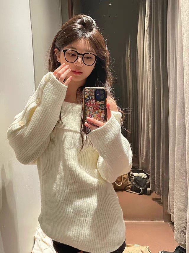 cream offshoulder top (Category: Longsleeves) located in Singapore. Submitted by piyo4 (Listing ID 1455829122, Image 3). Description: normal mail +2 tracked mail +3 meetups can be discussed.