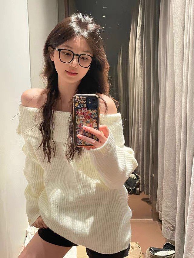 cream offshoulder top (Category: Longsleeves) located in Singapore. Submitted by piyo4 (Listing ID 1455829122, Image 2). Description: normal mail +2 tracked mail +3 meetups can be discussed.
