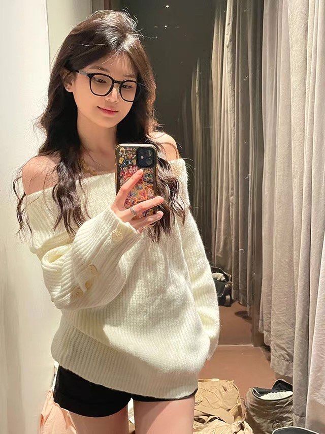 cream offshoulder top (Category: Longsleeves) located in Singapore. Submitted by piyo4 (Listing ID 1455829122, Image 1). Description: normal mail +2 tracked mail +3 meetups can be discussed.