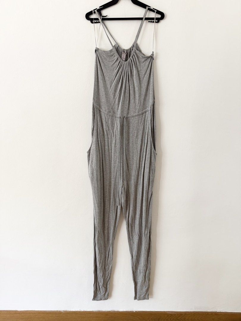 H&M cotton jumpsuit (Category: Jumpsuits) located in Singapore. Submitted by lovingtheh (Listing ID 1455731486, Image 1). Description: Light cotton stretchy jumpsuit Waist tie Wide hips and narrow pant legs Side pockets Perfect for summer No flaws noted.
