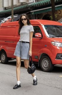 BOTTOM LINE THICK HEM SLANT POCKET MUM DENIM SHORTS (LIGHT WASHED)