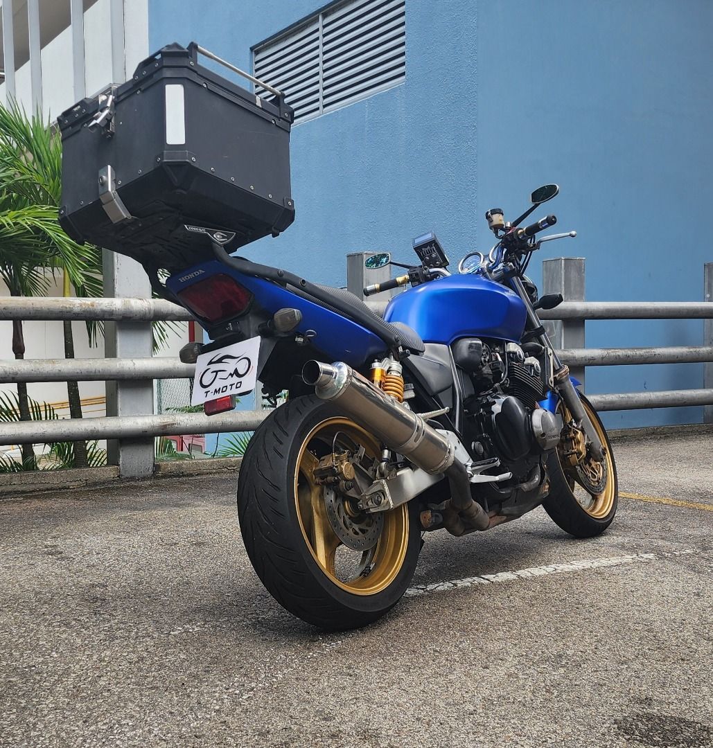 HONDA CB400 SUPER 4 SPEC 3 / COE JUNE 2036 YOSHIMURA / CB 400 (Category: Class 2A) located in Singapore. Submitted by tmoto (Listing ID 1456252611, Image 5). Description: HONDA CB400 SUPER 4 SPECIII Registration : JULY 2006 COE : JULY 2036 Yoshimura exhaust (Endcan) Ohlins rear shock Brembo brake pump Hel steel braided brake hose for front and rear Carbon belly pan Front fork brace 📩 Interested? Feel free to drop us a DM to speak with our sales 