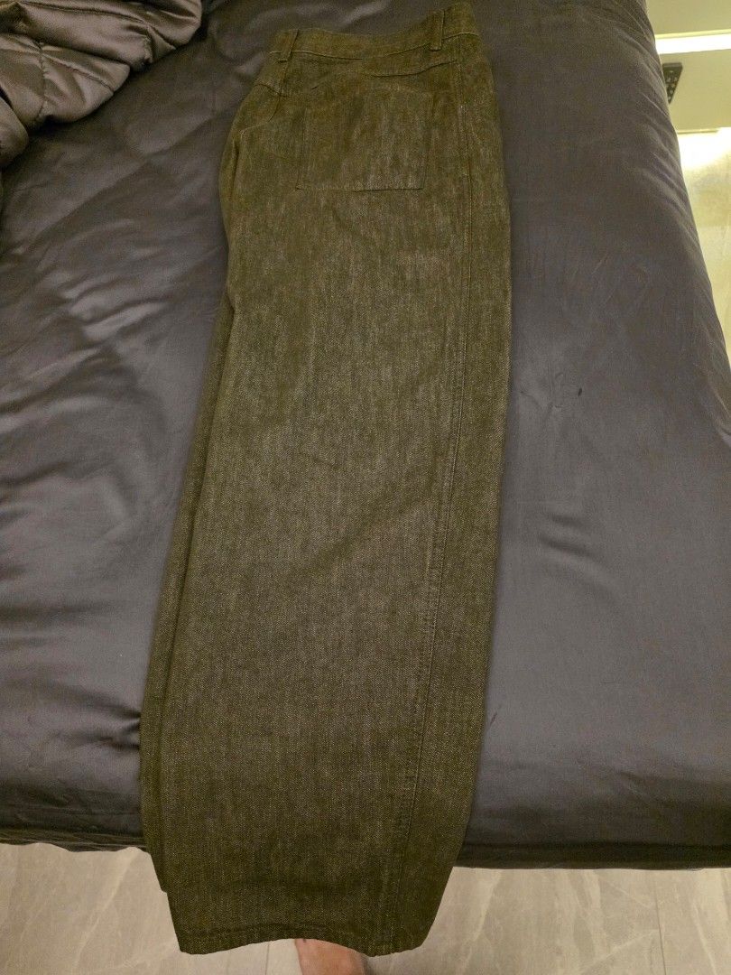 Uniqlo mens barrel jeans (Category: Jeans) located in Singapore. Submitted by dealbreakers6 (Listing ID 1456246057, Image 4). Description: size 30inch brand new totally unworn. accidentally cut tag away so cant exchange. bought wrong size. olive color men's barrel jeans bought from uniqlo at $59.90 just last week..