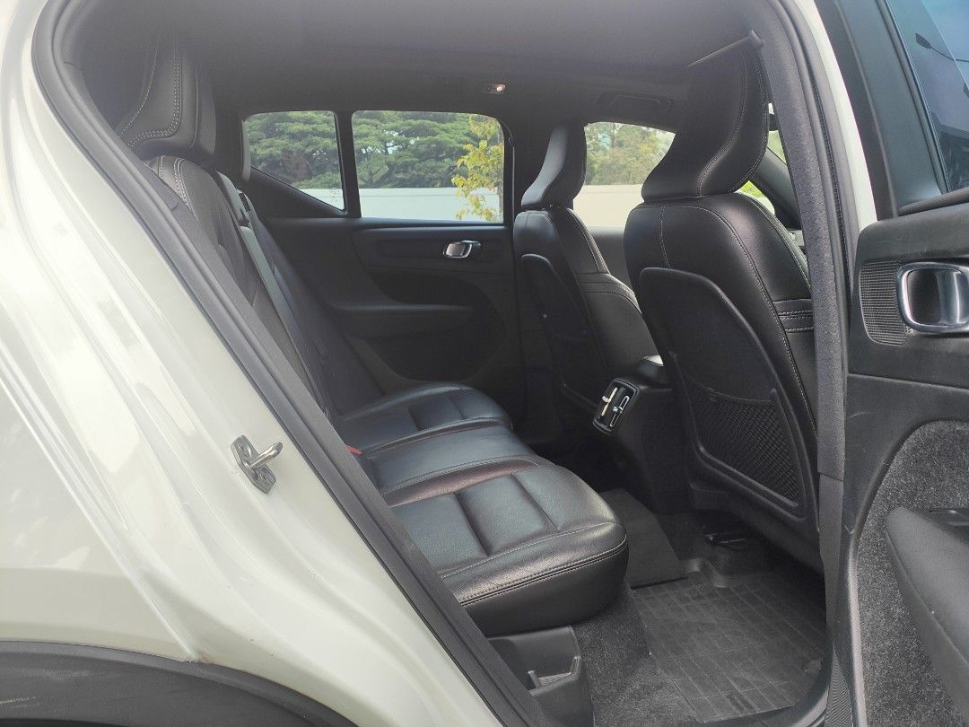 Volvo XC40 T4 R-Design (A) (Category: Used Cars) located in Singapore. Submitted by petertan1221 (Listing ID 1449152472, Image 6). Description: New stock! 2nd lady owner. Lowest depreciation unit! Pearl white colour in tiptop condition. Regular preventive maintenance done with no wear and tear parts at all. Always parked under sheltered car park. Buy with 2-yrs/40,000km warranty on engine and gearbox. Full loan available at attractive interest ra