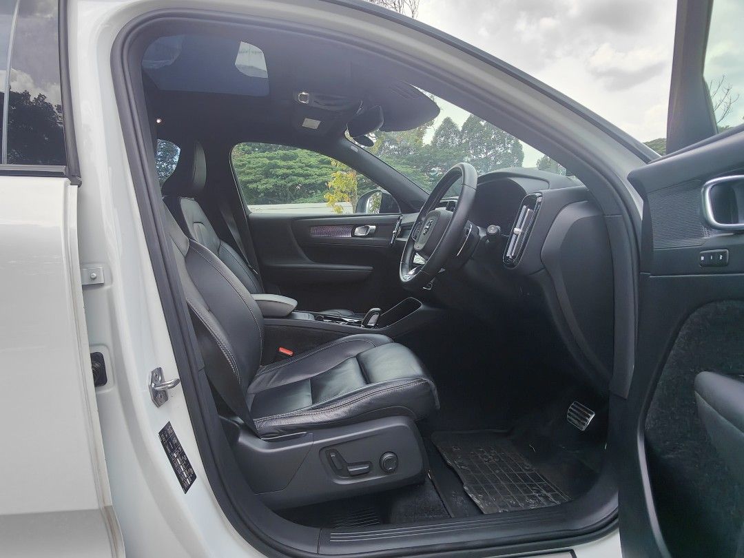 Volvo XC40 T4 R-Design (A) (Category: Used Cars) located in Singapore. Submitted by petertan1221 (Listing ID 1449152472, Image 7). Description: New stock! 2nd lady owner. Lowest depreciation unit! Pearl white colour in tiptop condition. Regular preventive maintenance done with no wear and tear parts at all. Always parked under sheltered car park. Buy with 2-yrs/40,000km warranty on engine and gearbox. Full loan available at attractive interest ra