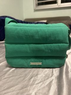 Beyond The Vines Puffer Bag Green
