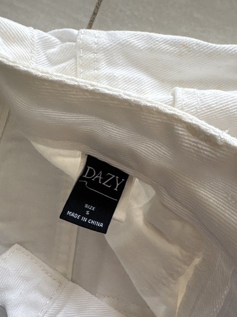 Straight leg white jeans (Category: Jeans & Leggings) located in Singapore. Submitted by tjesspanda (Listing ID 1456855227, Image 2). Description: - DAZY brand by SHEIN - Straight leg cutting.