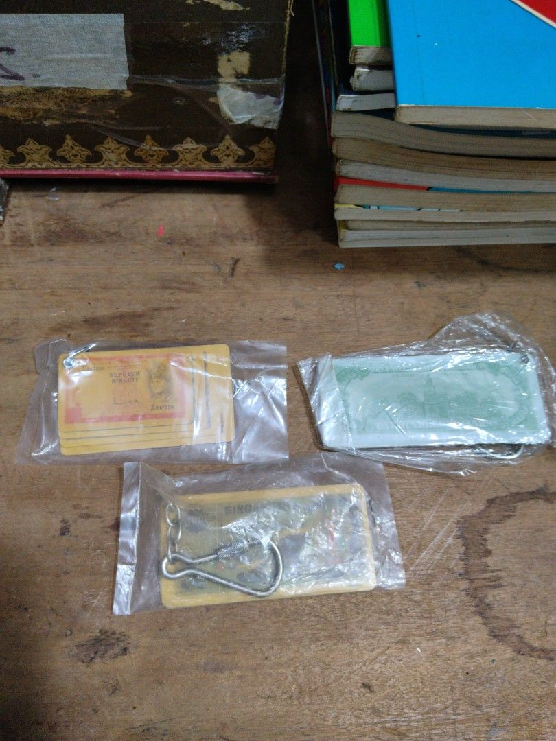 Malaysia & Singapore Currency Souvenir Keychains (Category: Handmade Craft) located in Singapore. Submitted by mypassionlisbon (Listing ID 1457144606, Image 2). Description: - Set of 3 souvenir keychains - Features Malaysian Ringgit note - Features Singapore Dollar note - Includes a third currency note keychain USA - All keychains are in protective plastic packaging - Perfect for collectors or as a unique gift. Singapore keychain:$ 28. .