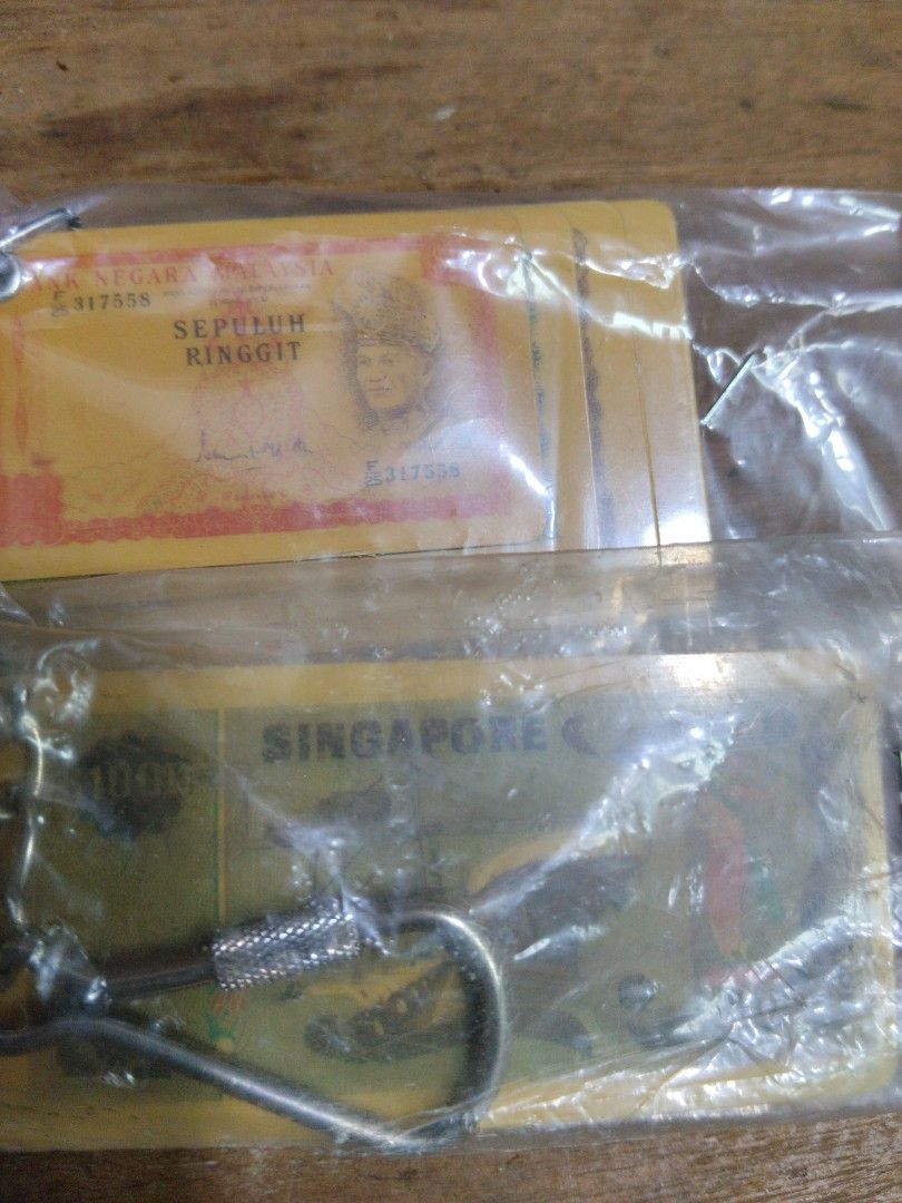 Malaysia & Singapore Currency Souvenir Keychains (Category: Handmade Craft) located in Singapore. Submitted by mypassionlisbon (Listing ID 1457144606, Image 3). Description: - Set of 3 souvenir keychains - Features Malaysian Ringgit note - Features Singapore Dollar note - Includes a third currency note keychain USA - All keychains are in protective plastic packaging - Perfect for collectors or as a unique gift. Singapore keychain:$ 28. .