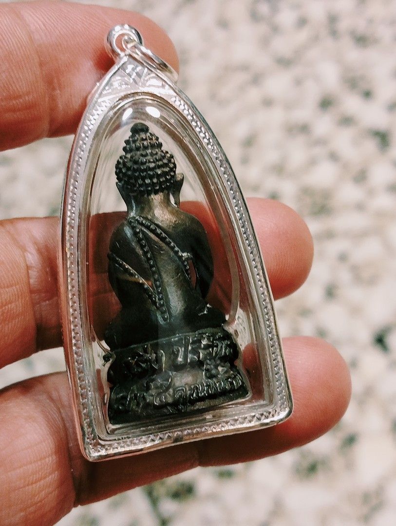 🔥龍婆坤百万药师佛🔥 ✅五大药师佛之一《最顶级版本》✅ Phra Kring Roon Khun Phan Lan - Millionaire《Top Tier Version》 LP Koon Top 5 Phra Kring Wat Ban Rai BE2537 Nawa Loha 九宝铜（内置响铃） brand new Silver water proof Case 《全新纯银防水外壳》 SAMAKOM Official PHRA CARD 萨马空官方佛牌保证卡 (Category: Religious Items) located in Singapore. Submitted by edisontan3368 (Listing ID 1457654457, Image 4). Description: 🔥龍婆坤百万药师佛🔥 ✅五大药师佛之一《最顶级版本》✅ Phra Kring Roon Khun Phan Lan - Millionaire《Top Tier Vers