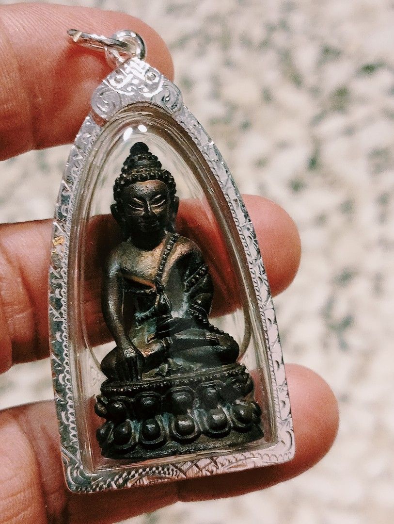 🔥龍婆坤百万药师佛🔥 ✅五大药师佛之一《最顶级版本》✅ Phra Kring Roon Khun Phan Lan - Millionaire《Top Tier Version》 LP Koon Top 5 Phra Kring Wat Ban Rai BE2537 Nawa Loha 九宝铜（内置响铃） brand new Silver water proof Case 《全新纯银防水外壳》 SAMAKOM Official PHRA CARD 萨马空官方佛牌保证卡 (Category: Religious Items) located in Singapore. Submitted by edisontan3368 (Listing ID 1457654457, Image 2). Description: 🔥龍婆坤百万药师佛🔥 ✅五大药师佛之一《最顶级版本》✅ Phra Kring Roon Khun Phan Lan - Millionaire《Top Tier Vers