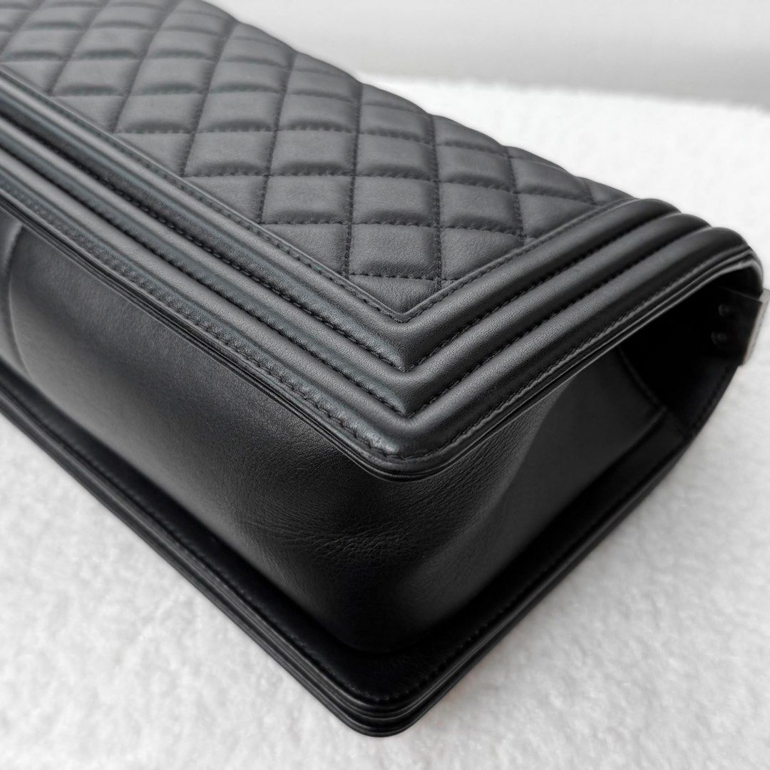 Chanel Le Boy Medium Calfskin Black Ruthenium hardware (Category: Bags & Wallets) located in Singapore. Submitted by yasfinds (Listing ID 1457546978, Image 14). Description: Chanel Le Boy Excellent condition Medium L25 H15 D9cm Calfskin Black Ruthenium hardware Series 26 (year 2018) Comes with Authenticity card, box and dust bag only RTP: 10,280SGD E2201 F2508 Whats App: Kai @ +65 98263475.