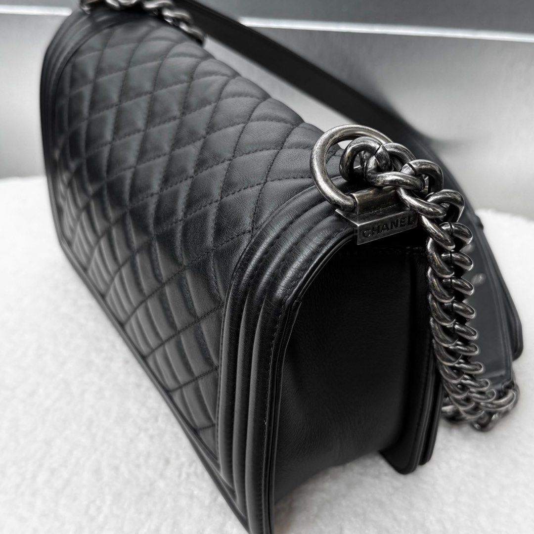 Chanel Le Boy Medium Calfskin Black Ruthenium hardware (Category: Bags & Wallets) located in Singapore. Submitted by yasfinds (Listing ID 1457546978, Image 8). Description: Chanel Le Boy Excellent condition Medium L25 H15 D9cm Calfskin Black Ruthenium hardware Series 26 (year 2018) Comes with Authenticity card, box and dust bag only RTP: 10,280SGD E2201 F2508 Whats App: Kai @ +65 98263475.