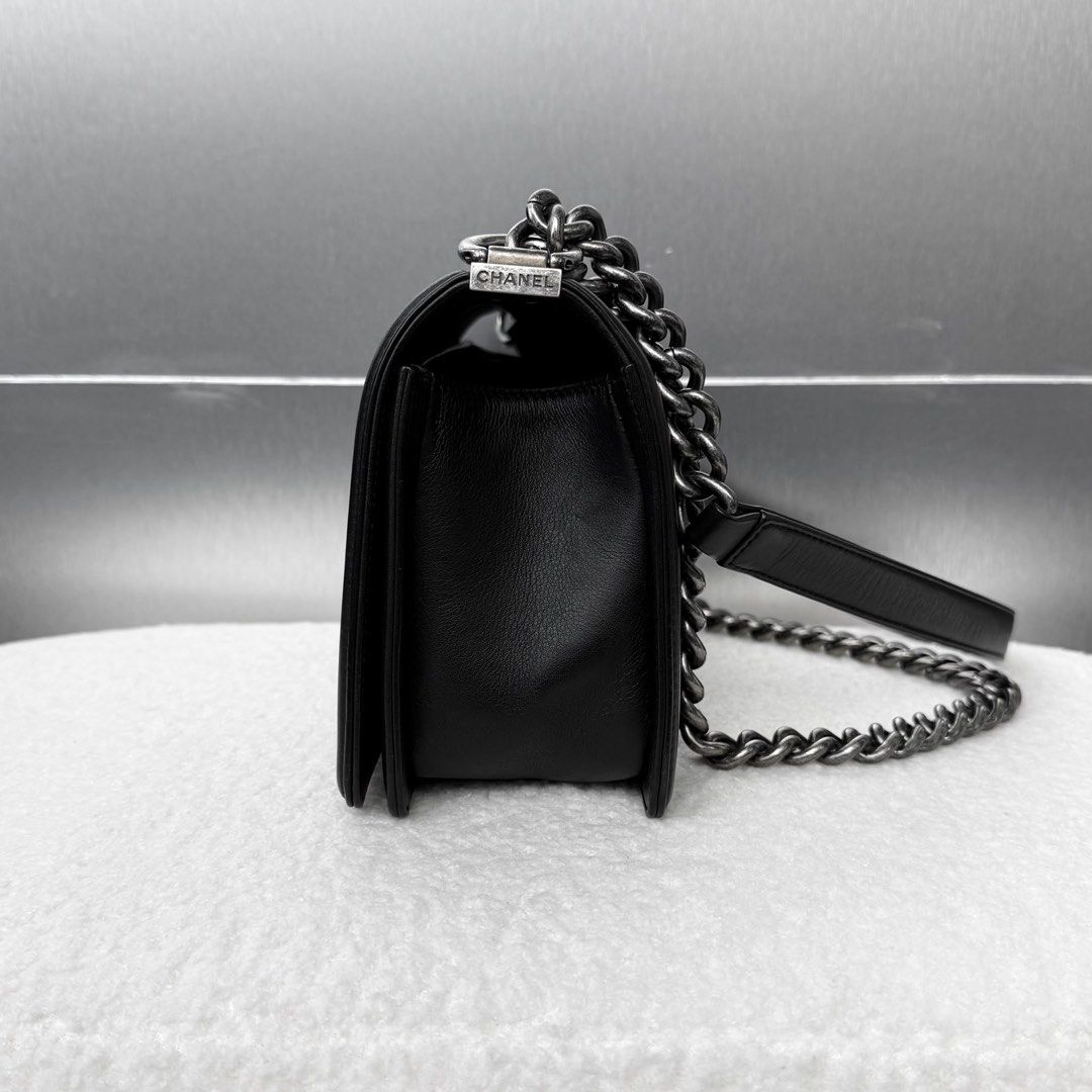 Chanel Le Boy Medium Calfskin Black Ruthenium hardware (Category: Bags & Wallets) located in Singapore. Submitted by yasfinds (Listing ID 1457546978, Image 3). Description: Chanel Le Boy Excellent condition Medium L25 H15 D9cm Calfskin Black Ruthenium hardware Series 26 (year 2018) Comes with Authenticity card, box and dust bag only RTP: 10,280SGD E2201 F2508 Whats App: Kai @ +65 98263475.