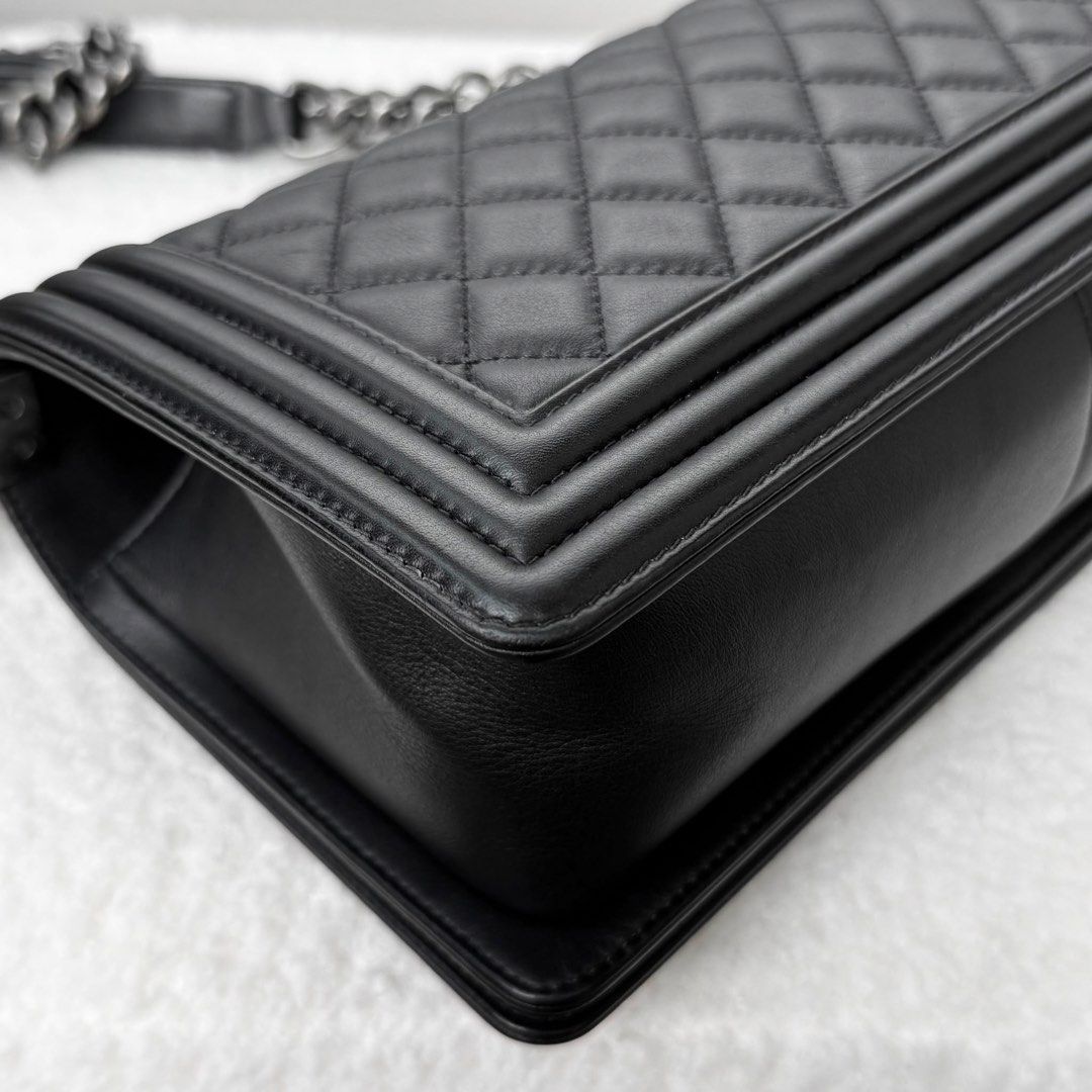 Chanel Le Boy Medium Calfskin Black Ruthenium hardware (Category: Bags & Wallets) located in Singapore. Submitted by yasfinds (Listing ID 1457546978, Image 13). Description: Chanel Le Boy Excellent condition Medium L25 H15 D9cm Calfskin Black Ruthenium hardware Series 26 (year 2018) Comes with Authenticity card, box and dust bag only RTP: 10,280SGD E2201 F2508 Whats App: Kai @ +65 98263475.