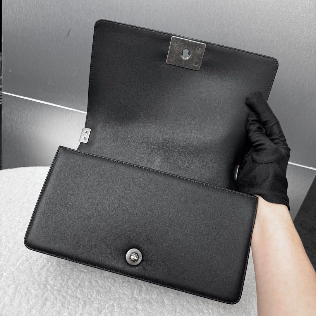 Chanel Le Boy Medium Calfskin Black Ruthenium hardware (Category: Bags & Wallets) located in Singapore. Submitted by yasfinds (Listing ID 1457546978, Image 10). Description: Chanel Le Boy Excellent condition Medium L25 H15 D9cm Calfskin Black Ruthenium hardware Series 26 (year 2018) Comes with Authenticity card, box and dust bag only RTP: 10,280SGD E2201 F2508 Whats App: Kai @ +65 98263475.