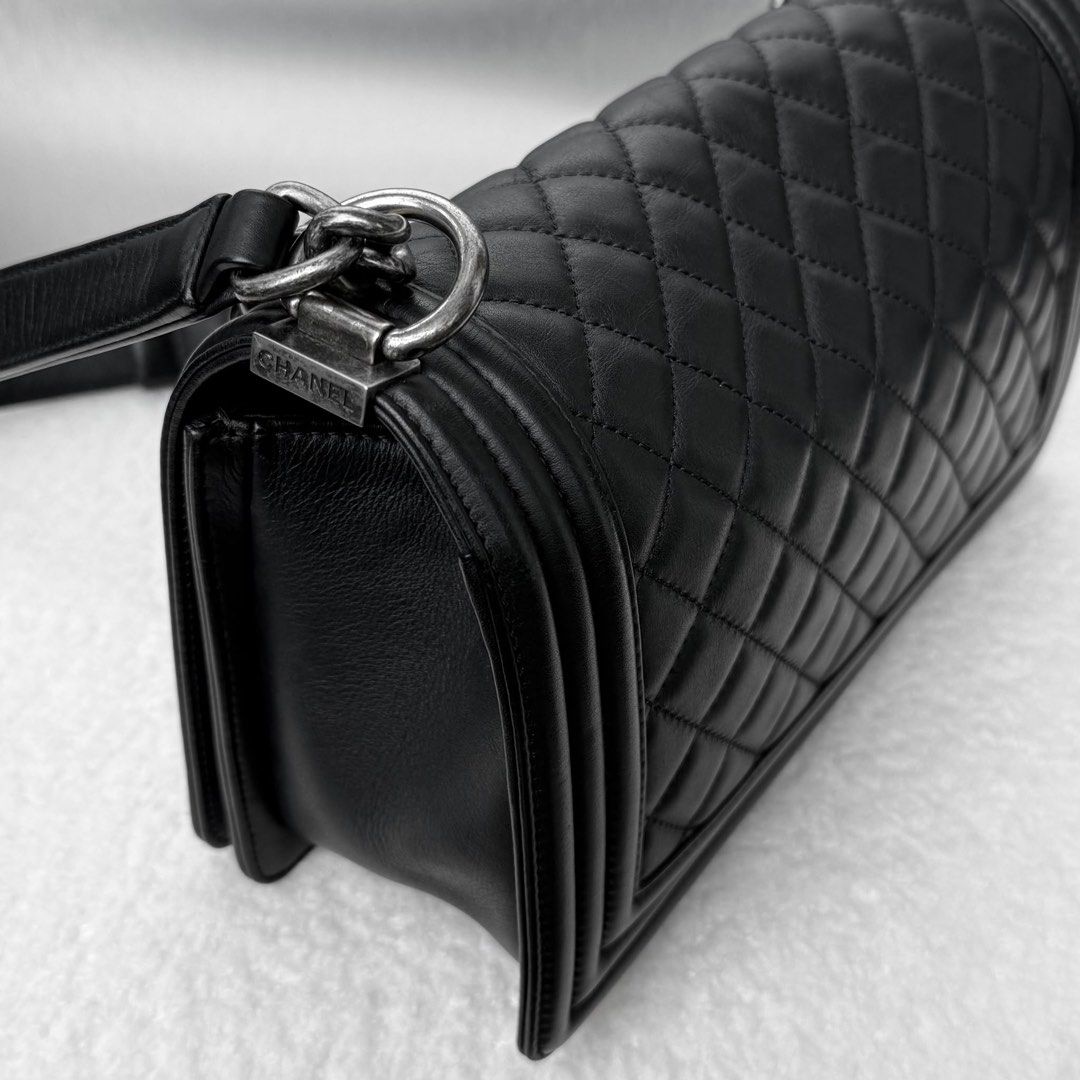 Chanel Le Boy Medium Calfskin Black Ruthenium hardware (Category: Bags & Wallets) located in Singapore. Submitted by yasfinds (Listing ID 1457546978, Image 7). Description: Chanel Le Boy Excellent condition Medium L25 H15 D9cm Calfskin Black Ruthenium hardware Series 26 (year 2018) Comes with Authenticity card, box and dust bag only RTP: 10,280SGD E2201 F2508 Whats App: Kai @ +65 98263475.