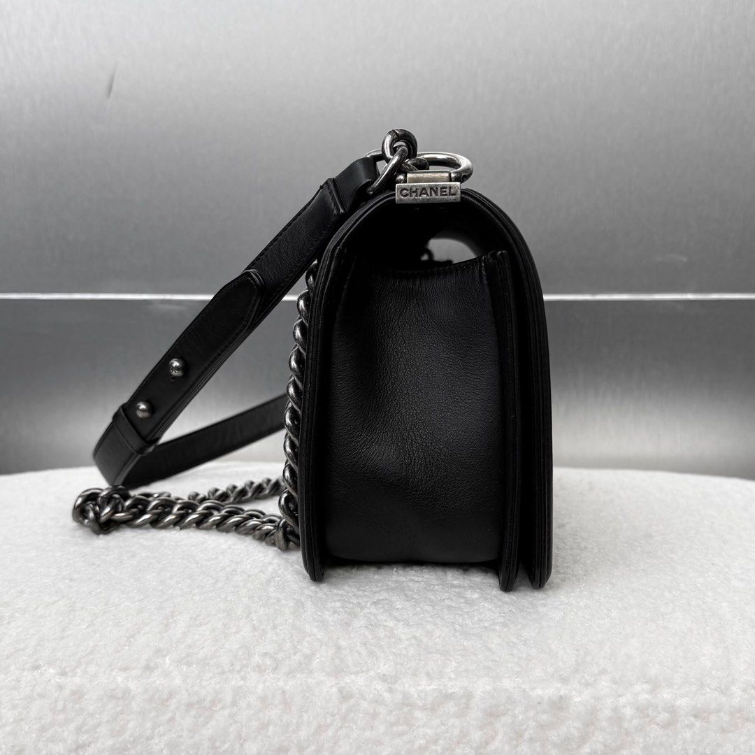 Chanel Le Boy Medium Calfskin Black Ruthenium hardware (Category: Bags & Wallets) located in Singapore. Submitted by yasfinds (Listing ID 1457546978, Image 4). Description: Chanel Le Boy Excellent condition Medium L25 H15 D9cm Calfskin Black Ruthenium hardware Series 26 (year 2018) Comes with Authenticity card, box and dust bag only RTP: 10,280SGD E2201 F2508 Whats App: Kai @ +65 98263475.