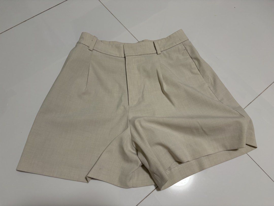 Uniqlo Women's Smart Shorts (Cream) (Category: Shorts) located in Singapore. Submitted by boardgameshere (Listing ID 1457833422, Image 1). Description: .