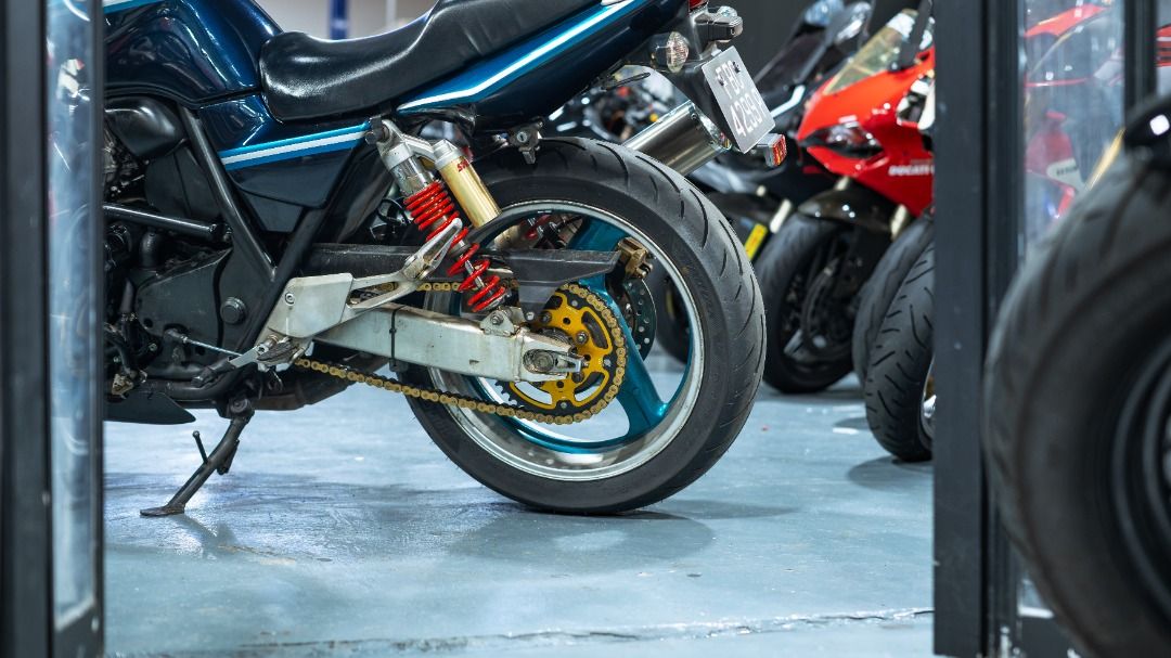 2008 HONDA CB400 SPEC 3 JAN 2028 (01/28) YOSHIMURA EXHAUST (Category: Class 2A) located in Singapore. Submitted by feyauto (Listing ID 1458035289, Image 5). Description: 🏍 HONDA CB400 SPEC 3 💰 Selling Price @ $6000 📅 Registered Year: 2008 ⏳ COE Expiry: Jan 2028 *excluding insurance & transfer fee 💳 FINANCING OPTIONS from* 💰 Downpayment: $0 ⚡: $699/ month 🔧 Service / Maintenance / Modifications - Magnetic coil replaced (3 mths ago) - Rectifi
