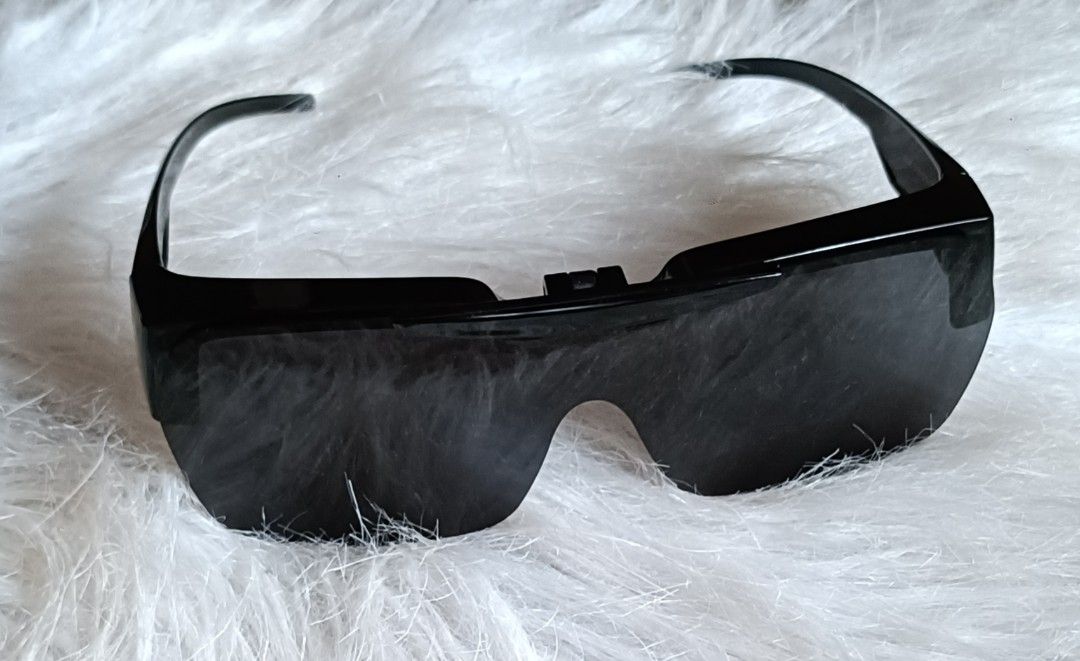 Korean Sunglasses. Postage cost shown below 👇 (Category: Sunglasses & Eyewear) located in Singapore. Submitted by kristalbeaute (Listing ID 1458163717, Image 2). Description: I don't reply messages for free items Just click 'Pay Postage ' to pay postage via Carousell. No Self collect/ meet up (will block) How to pay postage: Click Pay Postage Click Add Deal Method Choose shipping Autumn Made in Korea Sunglasses. Flip lens Can wear over you norma