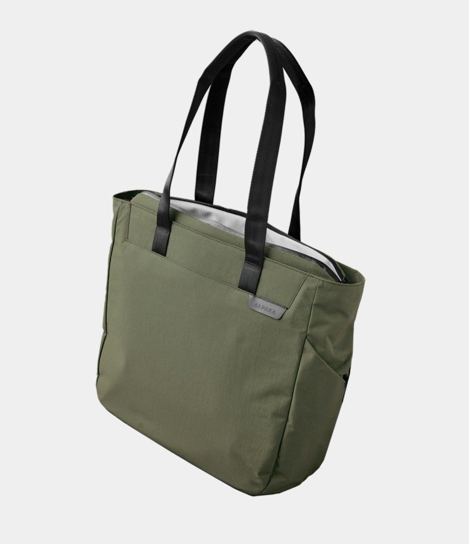 ALPAKA METRO TOTE ( 14L ) (Category: Backpacks) located in Singapore. Submitted by hadytoshi07 (Listing ID 1453581115, Image 1). Description: GREEN AXOFLUX 210D 10/10 EXCELLENT CONDITION.