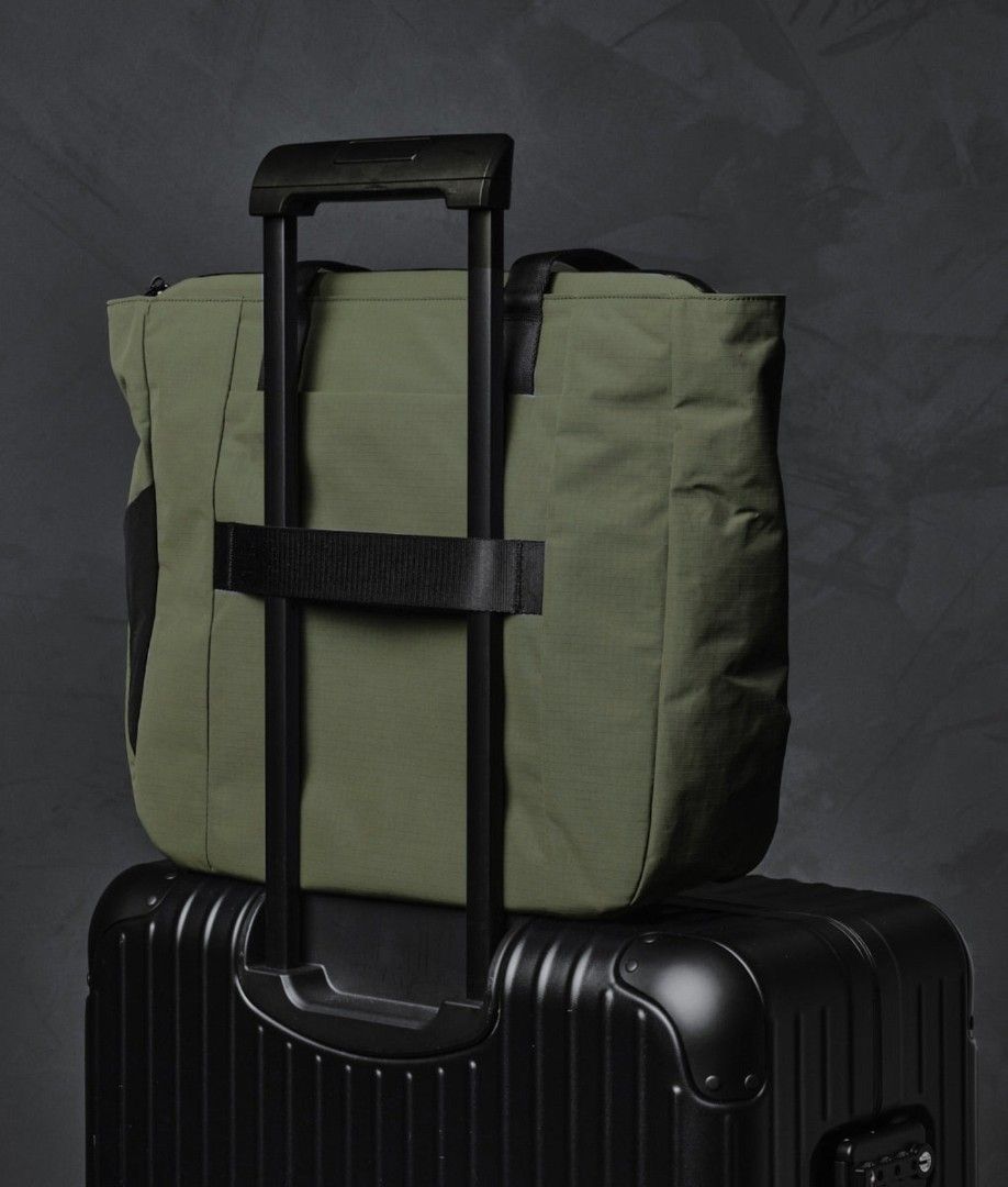 ALPAKA METRO TOTE ( 14L ) (Category: Backpacks) located in Singapore. Submitted by hadytoshi07 (Listing ID 1453581115, Image 3). Description: GREEN AXOFLUX 210D 10/10 EXCELLENT CONDITION.