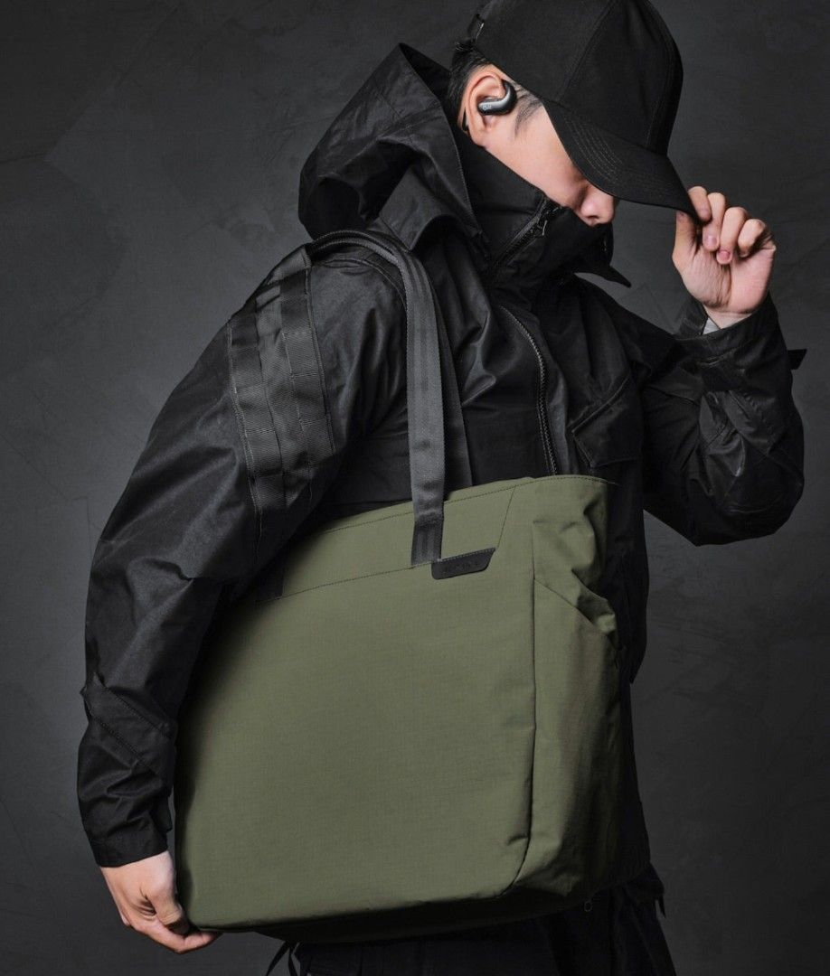 ALPAKA METRO TOTE ( 14L ) (Category: Backpacks) located in Singapore. Submitted by hadytoshi07 (Listing ID 1453581115, Image 2). Description: GREEN AXOFLUX 210D 10/10 EXCELLENT CONDITION.